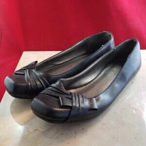 Kenneth Cole Reaction Square Toe Black Ballet Flats with Bow Detail Size 6